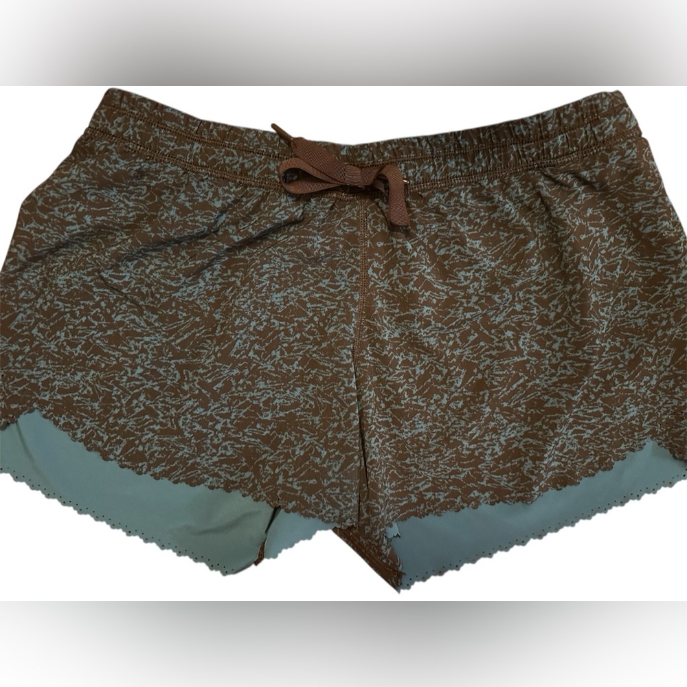 Lululemon Hit It Shorts Size 8 – Black/Teal Print with Scallop Hem